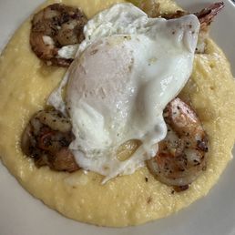 Shrimp and grits with an egg