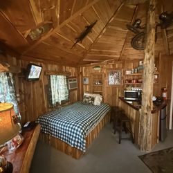 Carolina King Retreat & Marina - One of many lodging options at this location