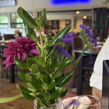 Tony's Taverna - Decor - Burgers Near Me - Three Rivers, California