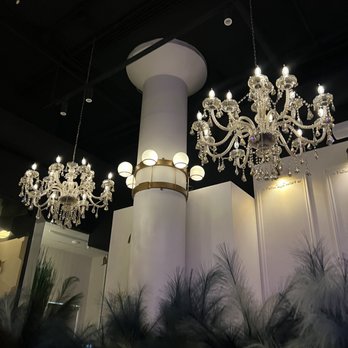 Beehive - Chandelier - Cocktail Bars Near Me - Dallas, Texas