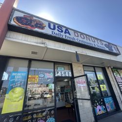 USA Donuts & Croissants - Main entrance