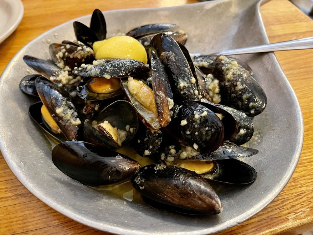 Mj's Raw Bar and Grille