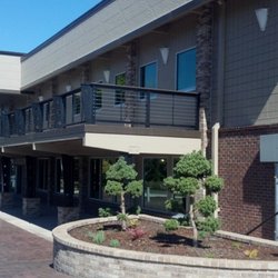 Umpqua Business Center - Patio area- weather permitting you can have coffee on the deck.