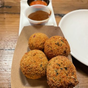 Ché O'Bryonville - Bombas - Tapas Bars Near Me - Cincinnati, Ohio Ché O'Bryonville - Bombas - Tapas Bars Near Me - Cincinnati, Ohio
