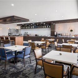 Best Western Premier Executive Residency Medicine Hat - Breakfast seating