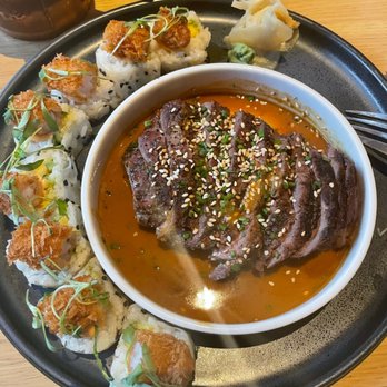 Earls Kitchen + Bar - Steak and Sushi - Cocktail Bars Near Me - Plano, Texas