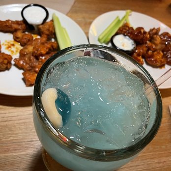 Applebee's Grill + Bar - Boneless wings Buffalo and Asian sweet chili, tipsy snowman cocktail - American Near Me - Burlington, Vermont