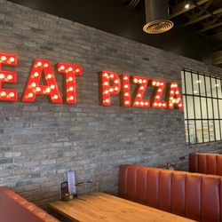Giordano's - Inside