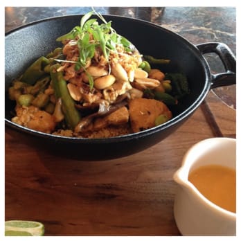 Earls Kitchen + Bar - Mediterranean Quinoa with Chicken - New American Near Me - Miami, Florida Earls Kitchen + Bar - Mediterranean Quinoa with Chicken - New American Near Me - Miami, Florida