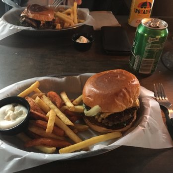 Krubb - Tryffelburgaren med mixade pommes - Burgers Near Me - Stockholm, Alberta