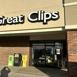 Great Clips - Front of store in strip mall