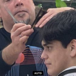Jose's Barber Extraordinaire - Lineups are no problem for this guy.