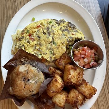 Wild Eggs - Southwest Steak & Cheese Omelet with Breakfast Tots - Breakfast & Brunch Near Me - Cincinnati, Ohio Wild Eggs - Southwest Steak & Cheese Omelet with Breakfast Tots - Breakfast & Brunch Near Me - Cincinnati, Ohio