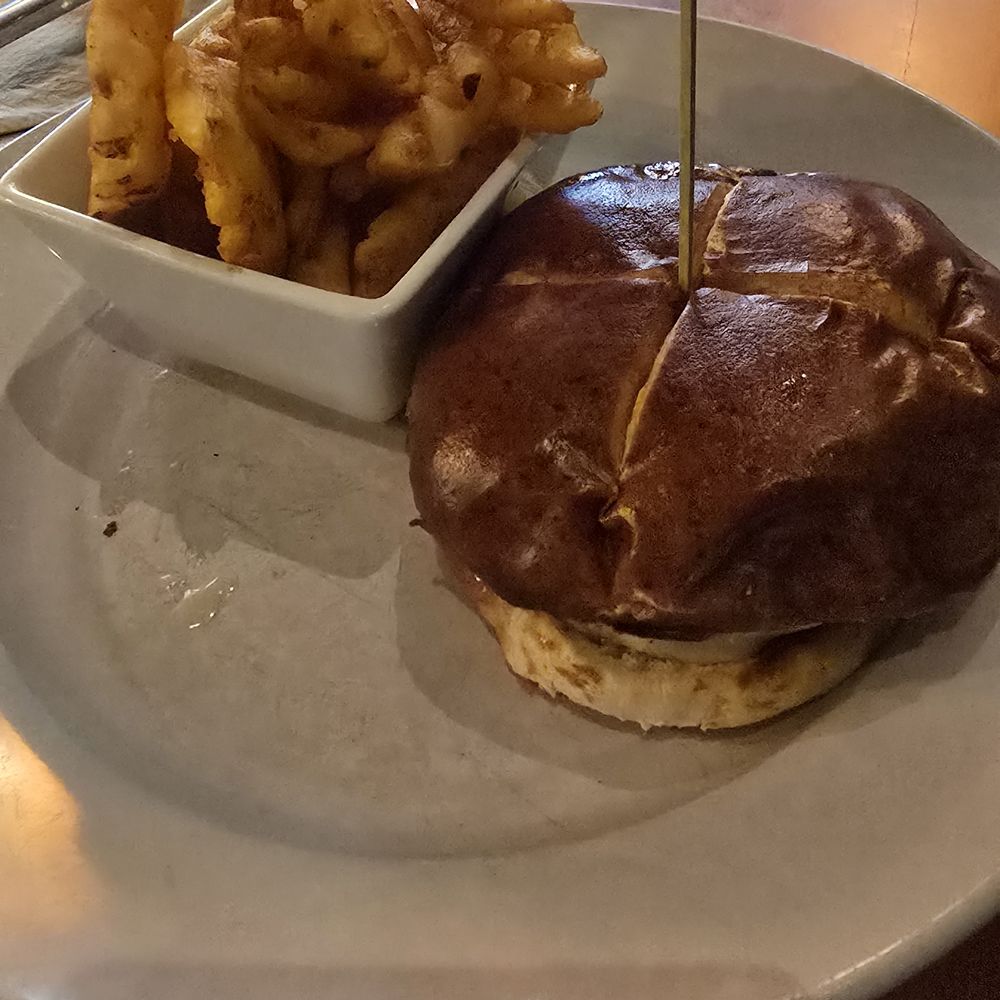 Burger lunch special. They need to put more fries!