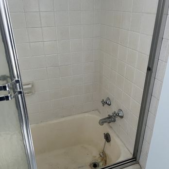 Tub Pros - Before - Refinishing Services Near Me - North Andover, Massachusetts Tub Pros - Before - Refinishing Services Near Me - North Andover, Massachusetts