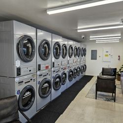 Fat Toad's Laundromat - An overview of the machines.