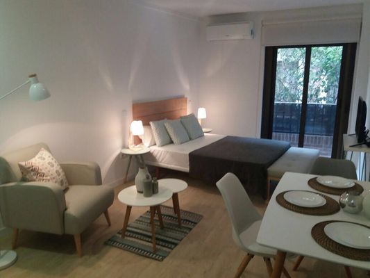 L & H Latina by null