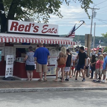 Red's Eats - Long lines start before the 11:30am opening. Lunch line moves at 3-5min per person. Dinner line moves faster (1-3 min per person). - Seafood Near Me - Wiscasset, Maine Red's Eats - Long lines start before the 11:30am opening. Lunch line moves at 3-5min per person. Dinner line moves faster (1-3 min per person). - Seafood Near Me - Wiscasset, Maine