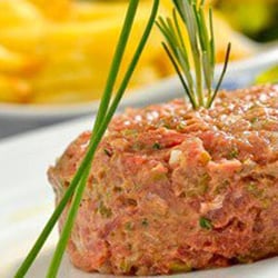 Le Vin Bistro - Steak tartare com batata frita