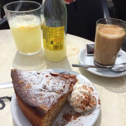 Café Bar Comerç - Home made almond cake...!