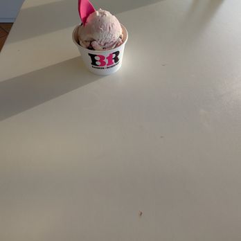 Baskin-Robbins - Table wasn't that clean - Ice Cream & Frozen Yogurt Near Me - Bellflower, California