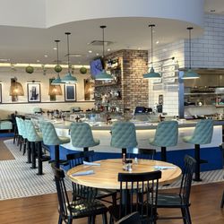 Half Shells Seafood Grill - Bar area