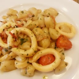 Il Poggio - Primo saporito!! Gnocvhetti con calamari, pomodorini, pancetta - pasta, food, pasta dish - Cucina campana Near Me - Naples, NA
