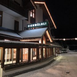 Sporthotel Eienwäldli - Eingang zum Hotel und Felsenbad