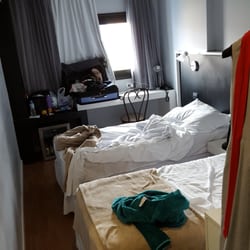WZ Hotel Jardins - Our tiny room!