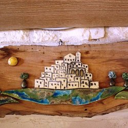 Ceramiche Puglia - Lo scorcio del borgo antico di ostuni in ceramica raku su legno marino
