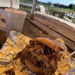 Smokin D'z Real Pit BBQ - Pulled pork sandwich