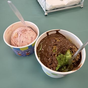 Kreamy Scoops And Snacks - Strawberry and Dubai Chocolate - Juice Bars & Smoothies Near Me - Houston, Texas