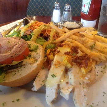 Le Pub Saint-Alexandre - Fantastic chicken sandwich with a lot of good things going on! - Pubs Near Me - Quebec City, Quebec Le Pub Saint-Alexandre - Fantastic chicken sandwich with a lot of good things going on! - Pubs Near Me - Quebec City, Quebec