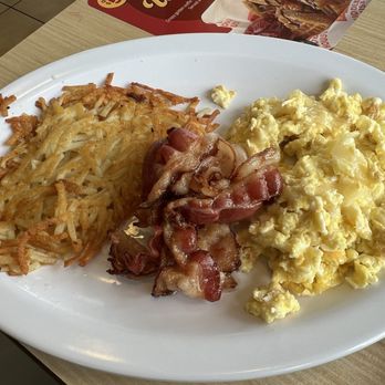 Huddle House - Hashbrown, Turkey Beacon & Scrambles eggs with cheese - American Near Me - Scott, Louisiana Huddle House - Hashbrown, Turkey Beacon & Scrambles eggs with cheese - American Near Me - Scott, Louisiana