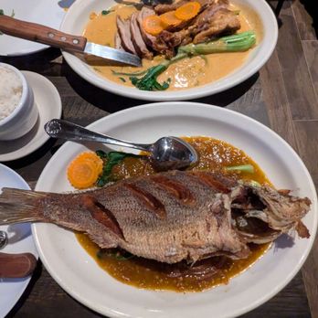 Erawan Thai Cuisine - Pla Sum Rod (Crispy whole fish) & Petd Shu-Shee (crispy half duck with red curry) - Thai Near Me - Flushing, New York