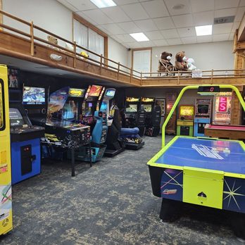 Holiday Inn The Lodge at Big Bear Lake - Game room / arcade - Big Bear, CA