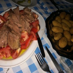 La Bodega 1947 - Raciones de tomate con melva y croquetas de puchero