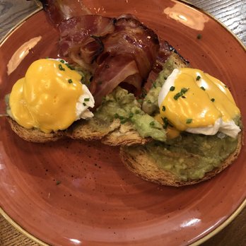 Zenith - Brunch & Cocktails - Eggs Benedict with bacon - Breakfast & Brunch Near Me - Porto, 13 Zenith - Brunch & Cocktails - Eggs Benedict with bacon - Breakfast & Brunch Near Me - Porto, 13