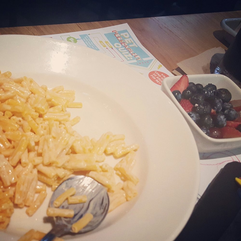 BJ's Restaurant & Brewhouse - Kids Mac and Cheese with Fresh Fruit - New American Near Me - Longview, Texas