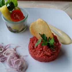 Kutsche - Beef Tatar mit Essiggemüse