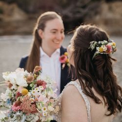 Fleurae Floral Design - Hair piece and bouquet!