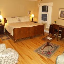 Baker's Chest Tea Room and Bed & Breakfast - Estey suite with Kingsize bed