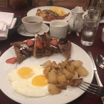 El Rey Sol - Pan Francés Tradicional, acompañado con dos huevos y orden extra de papas campesinas. - French Near Me - Ensenada, BCN