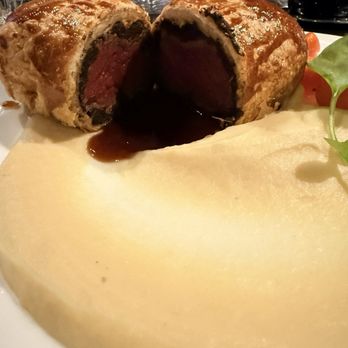 Gordon Ramsay Hell's Kitchen - Beef Wellington - Steakhouses Near Me - Stateline, Nevada Gordon Ramsay Hell's Kitchen - Beef Wellington - Steakhouses Near Me - Stateline, Nevada