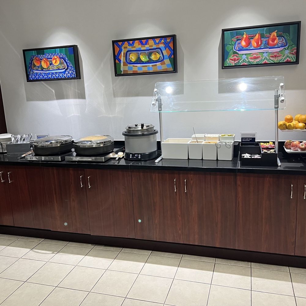 United Club - Terminal E - Food - Airport Lounges Near Me - Houston, Texas United Club - Terminal E - Food - Airport Lounges Near Me - Houston, Texas