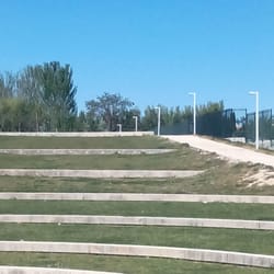 Parque del Oeste - La otra mitad. Por el caminito accedemos al interior del parque.