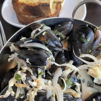 Chilmark Tavern - Mussels appetizer - New American Near Me - Chilmark, Massachusetts
