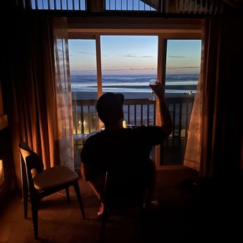 Schooner's Cove Inn - Rob - Hotels Near Me - Cannon Beach, Oregon Schooner's Cove Inn - Rob - Hotels Near Me - Cannon Beach, Oregon
