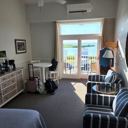 Knapp's Narrows Marina & Inn - Clean living room