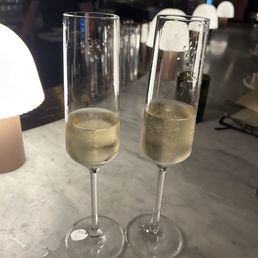 Complimentary champagne for our anniversary, oysters, mussels and scallops. Everything was excellent !!